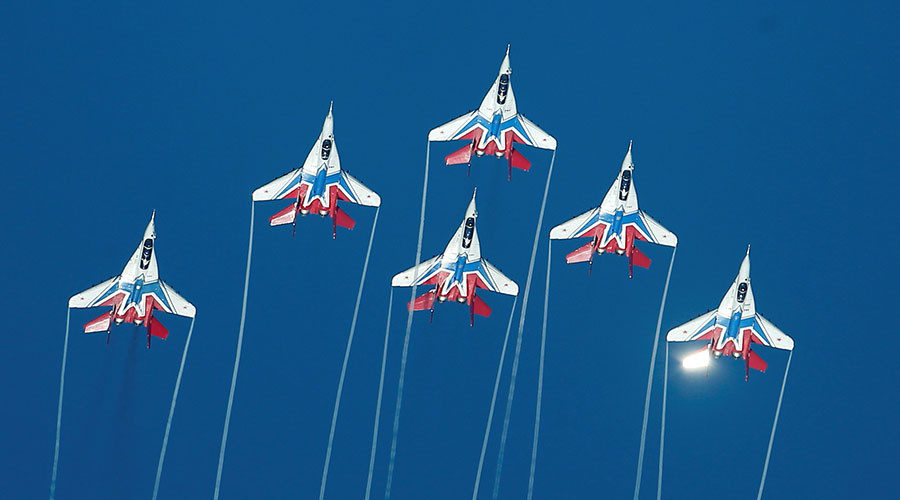 Click to enlarge Russian acrobatic jets