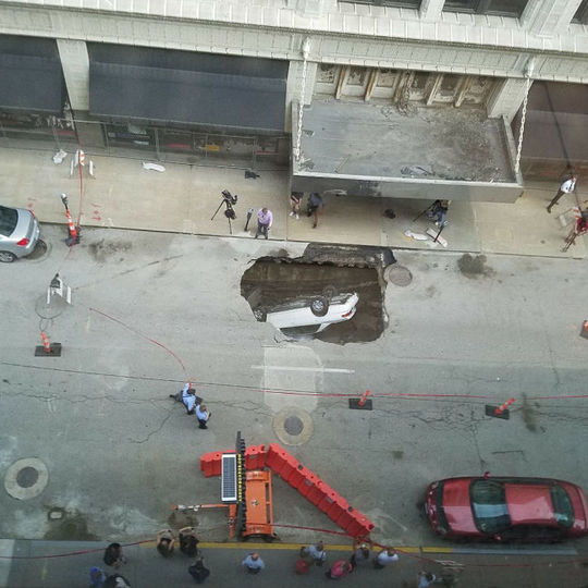 Click to enlarge St. Louis sinkhole