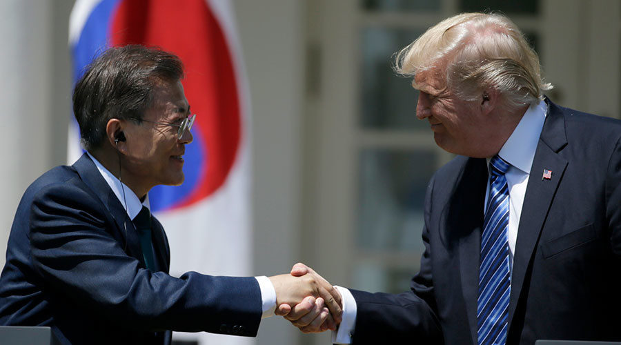 Donald Trump (R) and South Korean President Moon Jae-in