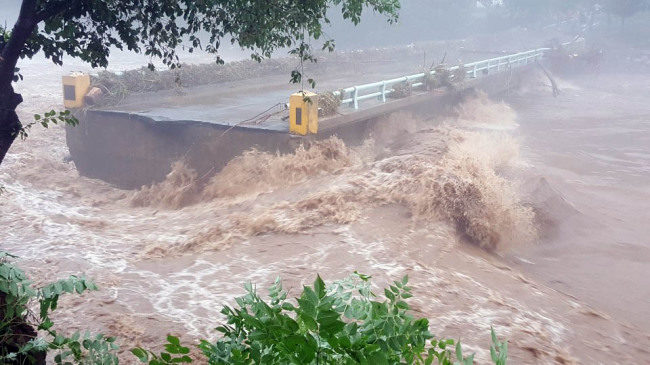A bridge is destroyed in Hongcheon Country in Gangwon Province where 343 millimeters of rain fell overnight.