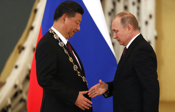 Click to enlarge President Putin awards Chinese President Xi with the Order of St. Andrew