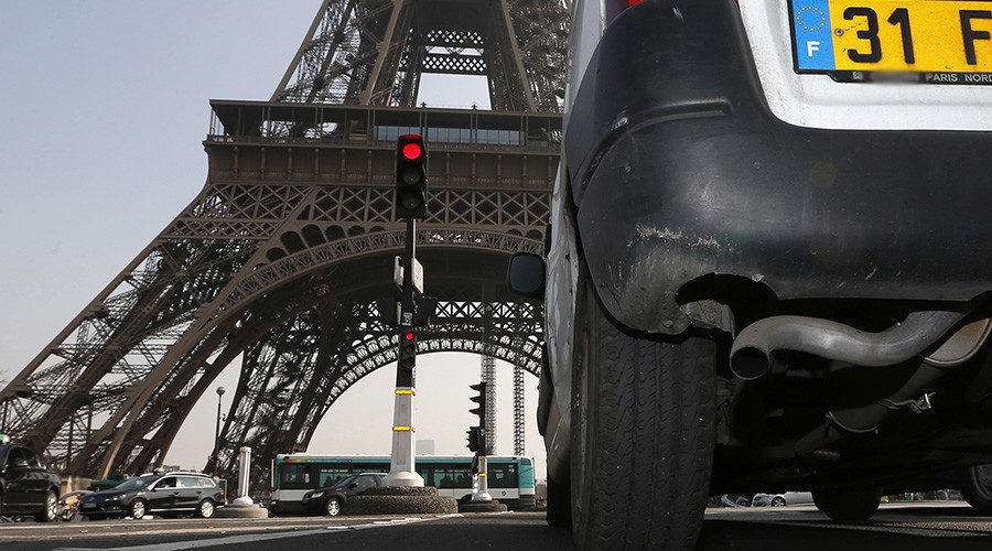 car Eiffel Tower