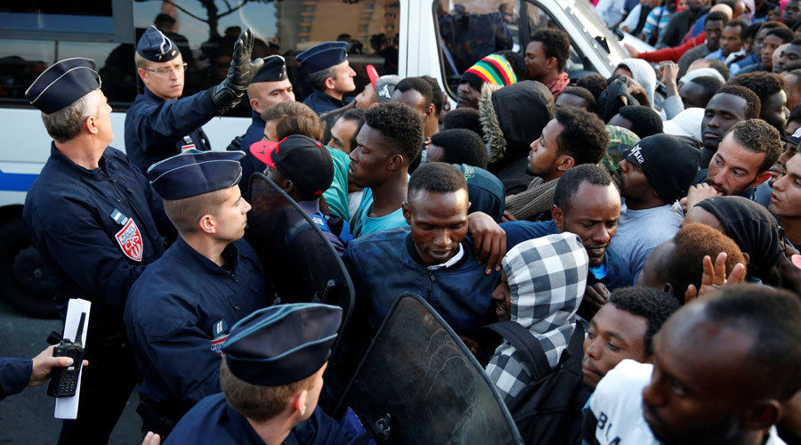 Click to enlarge french police and migrants