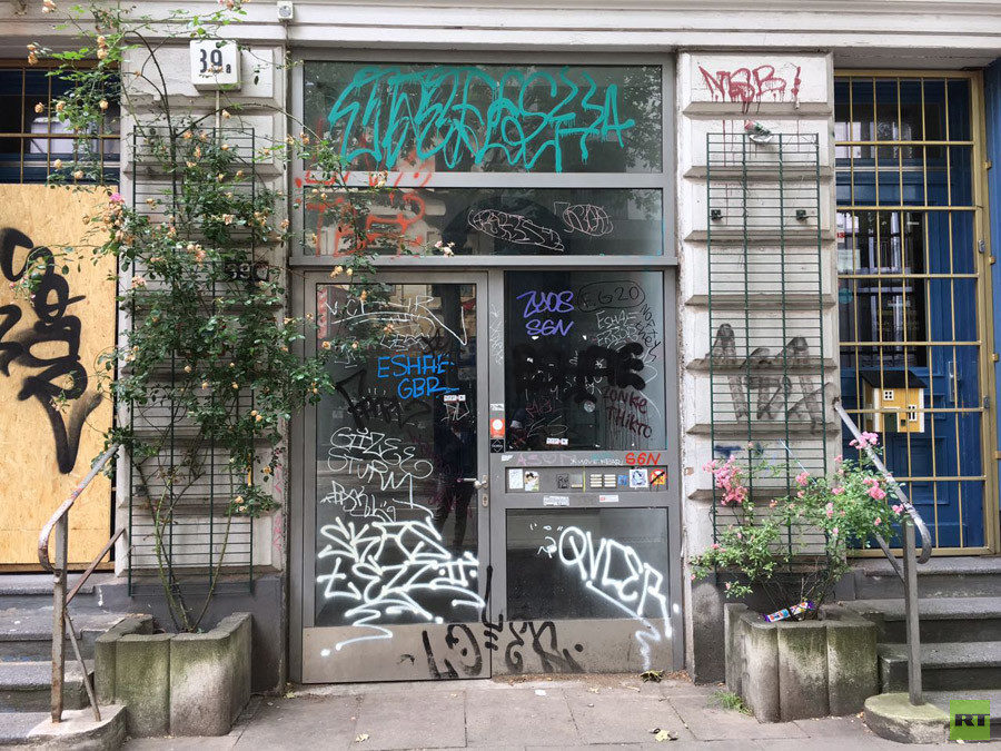 Click to enlarge damaged building in Hamburg