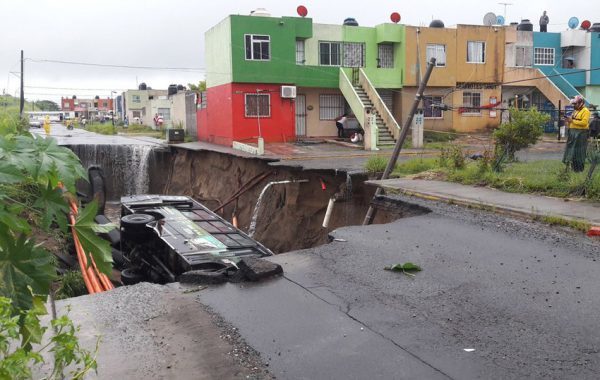 Transit bus lies in a sinkhole in Veracruz