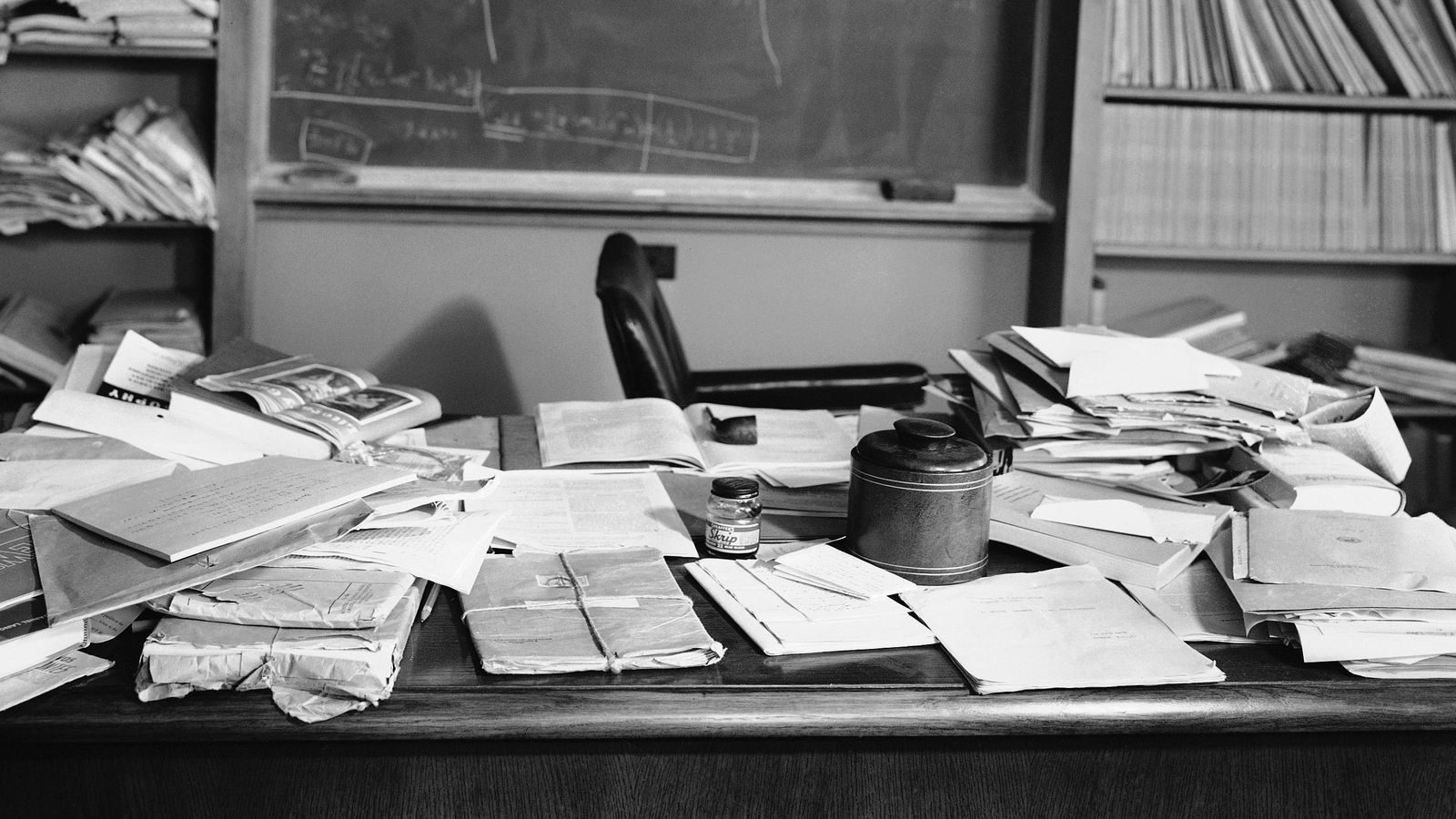 messy desk