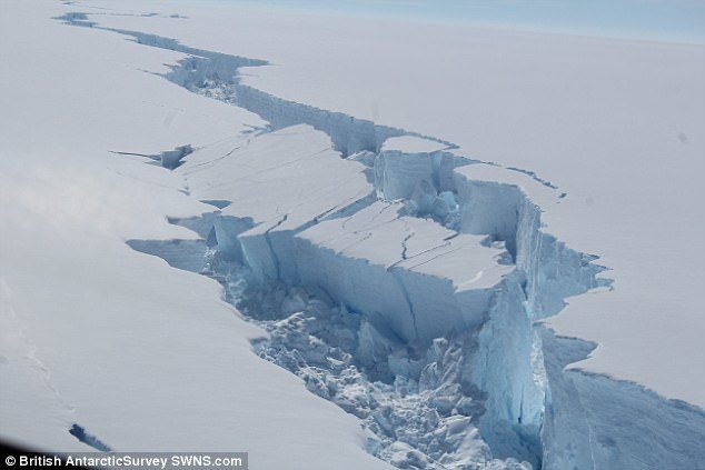 Click to enlarge Experts also predict that alongside the main iceberg, several smaller icebergs could break away from the ice sheet. Data from July 6 revealed that, in a release of built-up stresses, the rift had branched several times