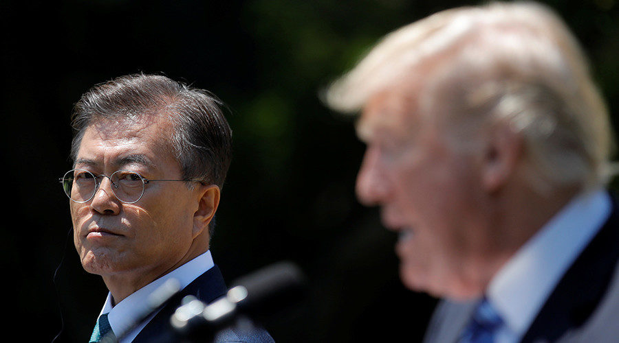 Donald Trump (R) and South Korean President Moon Jae-in