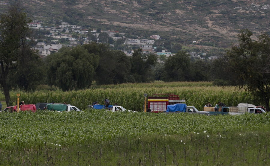 Click to enlarge gasoline thieves wait in line to steal gas from an illegal tap