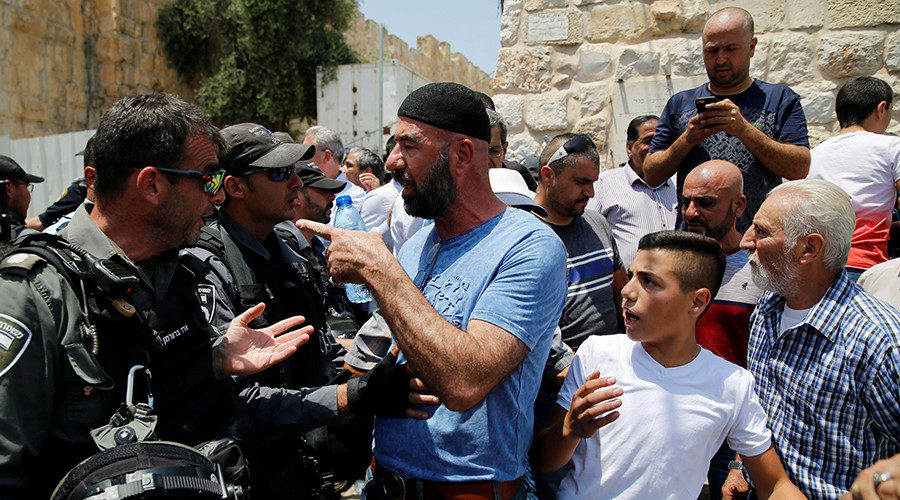 Palestinian arguing Israeli officer