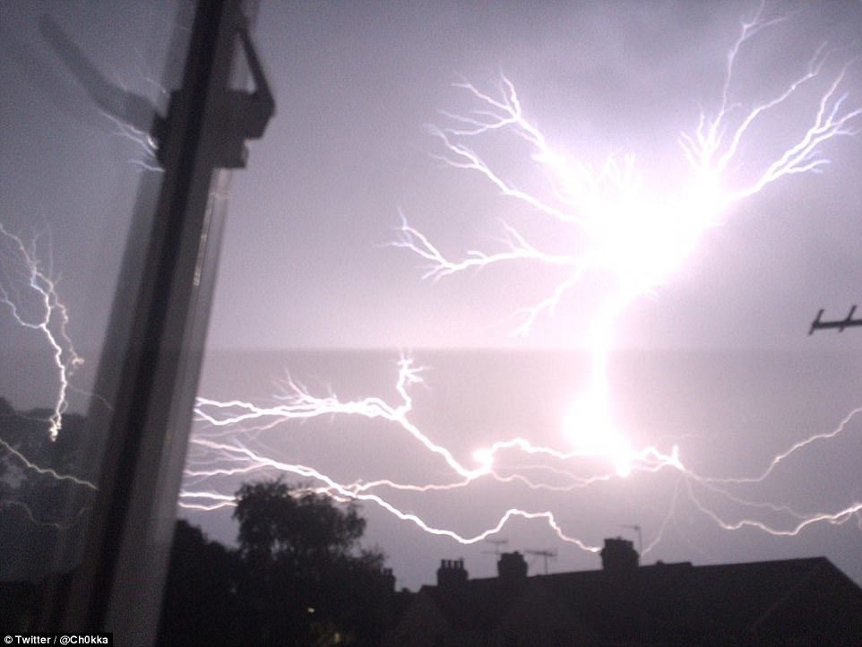 Click to enlarge lighting over Worthing, UK
