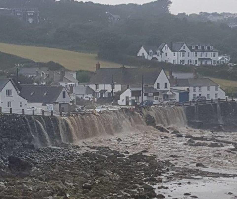 Click to enlarge flash flood in Coverack, Cornwall