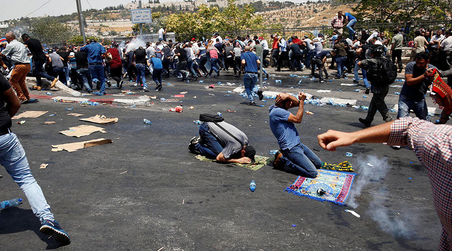 Click to enlarge Palestinians clash with Israeli security forces outside Jerusalem's Old city