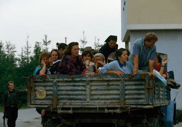 Civilians flee fighting in Vitez, Bosnia, in 1992