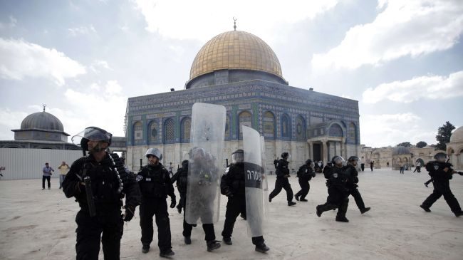 Click to enlarge Israeli police between the Dome of the Rock and al Aqsa Mosque in 2012