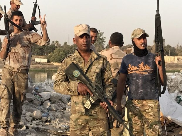 Iraqi soldiers on the banks of the Tigris