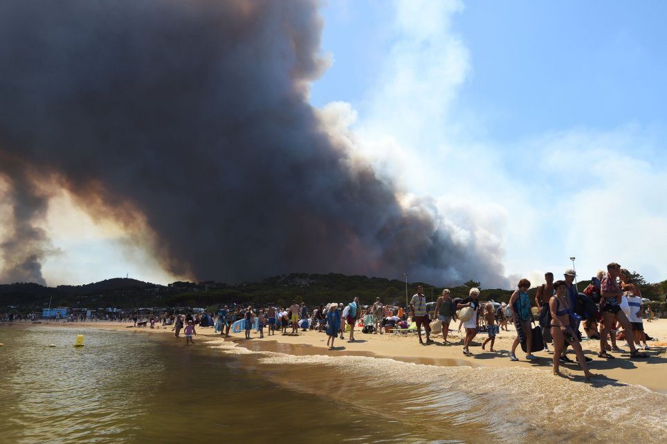 Click to enlarge Bormes-les-Mimosas beach wildfire