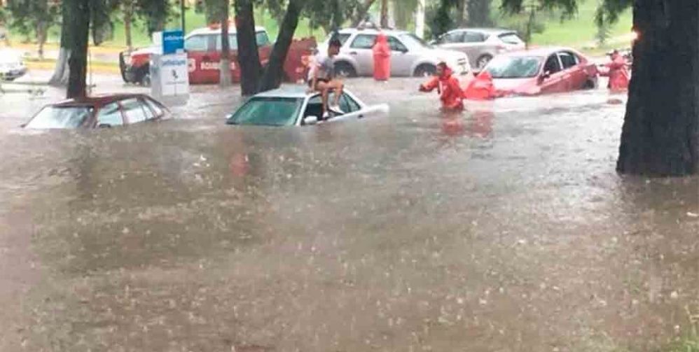 Click to enlarge People were trapped in flash floods in Guadalajara, Mexico
