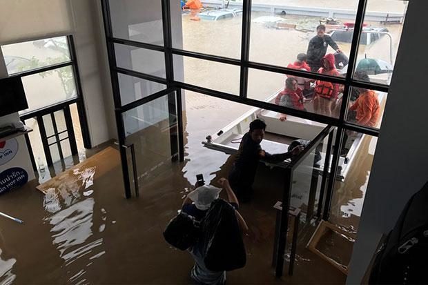 Click to enlarge Rescue workers evacuate people from the flooded Hop Inn in Muang district of Sakon Nakhon.