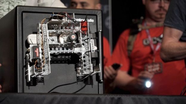 robot cracks combination safe