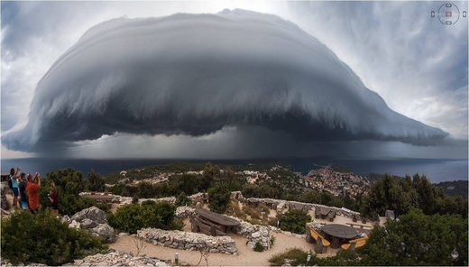 Click to enlarge Shelfcloud, captured by Sandro Puncet over #Lošinja #Croatia