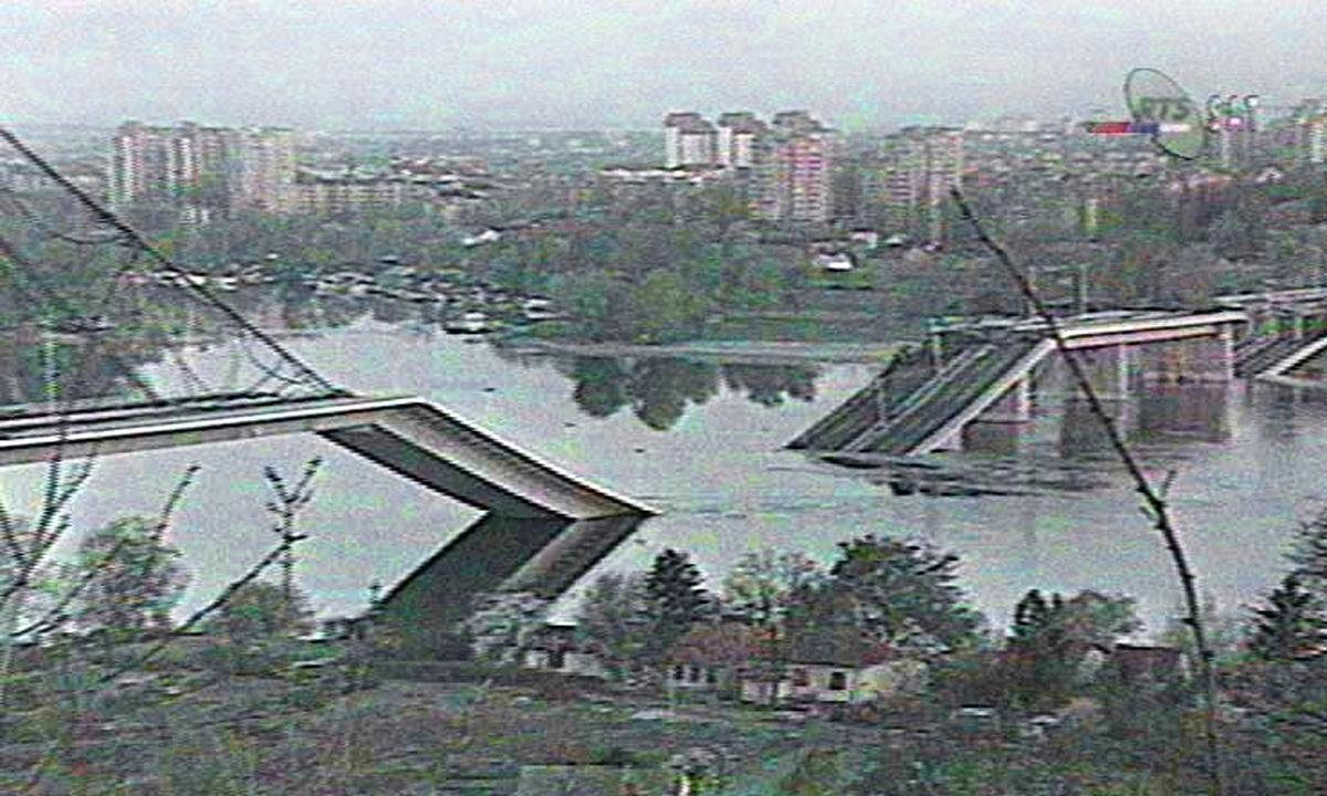 Click to enlarge 1999 showing a bridge over the Danube