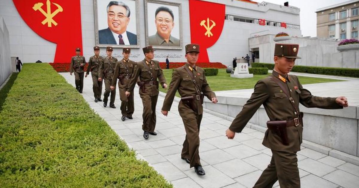 Click to enlarge North Korea soldiers