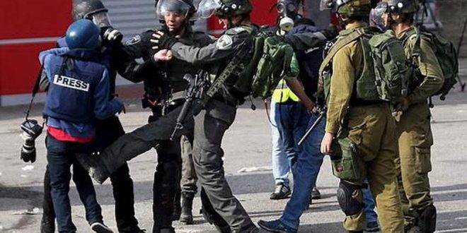 israeli soldiers attack journalists