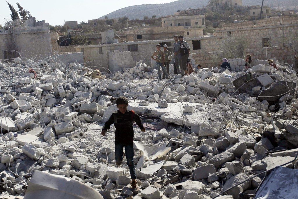 Click to enlarge Peoples in ruined area