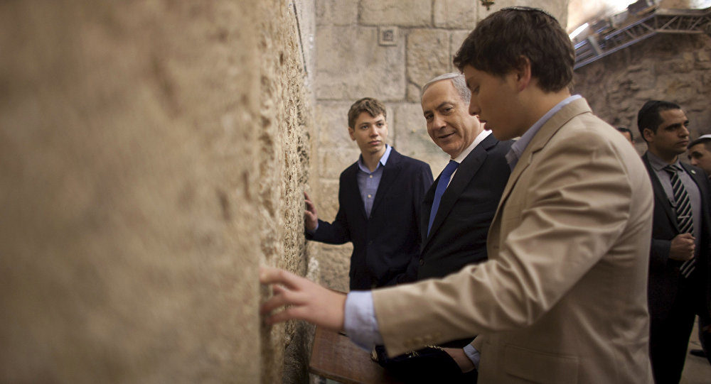 Click to enlarge Benjamin Netanyahu with son Yair