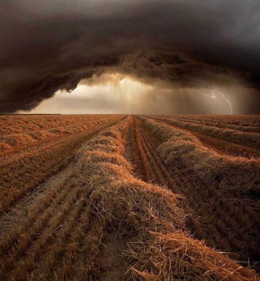 Click to enlarge Storm over a farm in Strohgaeu, Germany