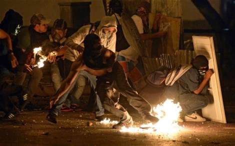 Click to enlarge Guarimbas throwing petrol bombs – ‘Molotov cocktails’