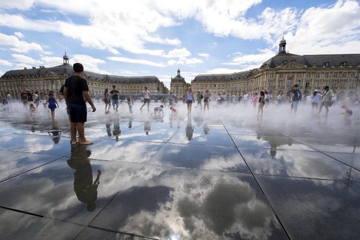 Click to enlarge Water Mirror fountain in the center of Bordeaux, in France
