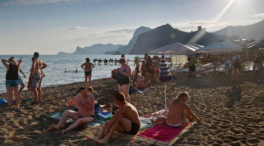 Click to enlarge Crimeans on the beach