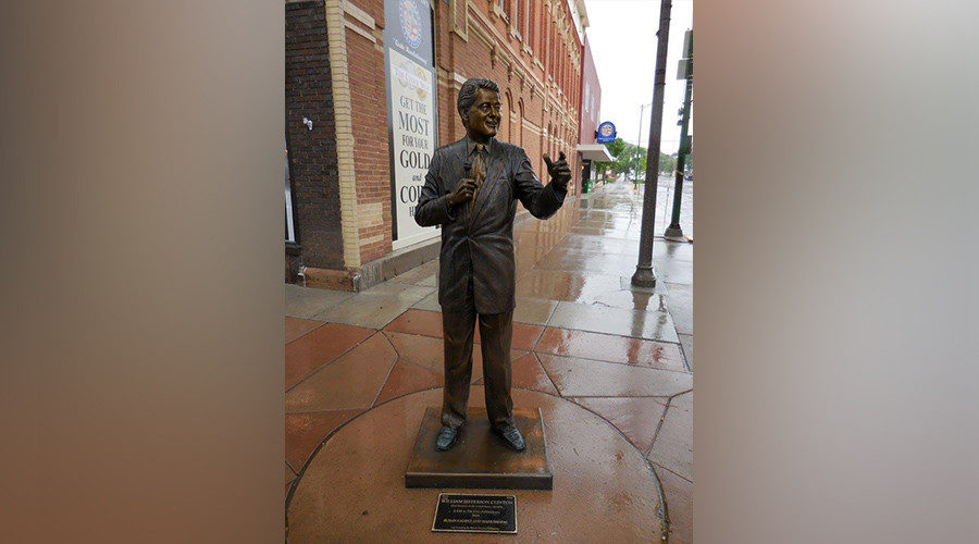 bill clinton statue