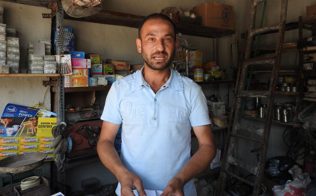 Click to enlarge Bab al-Hadid shop owner