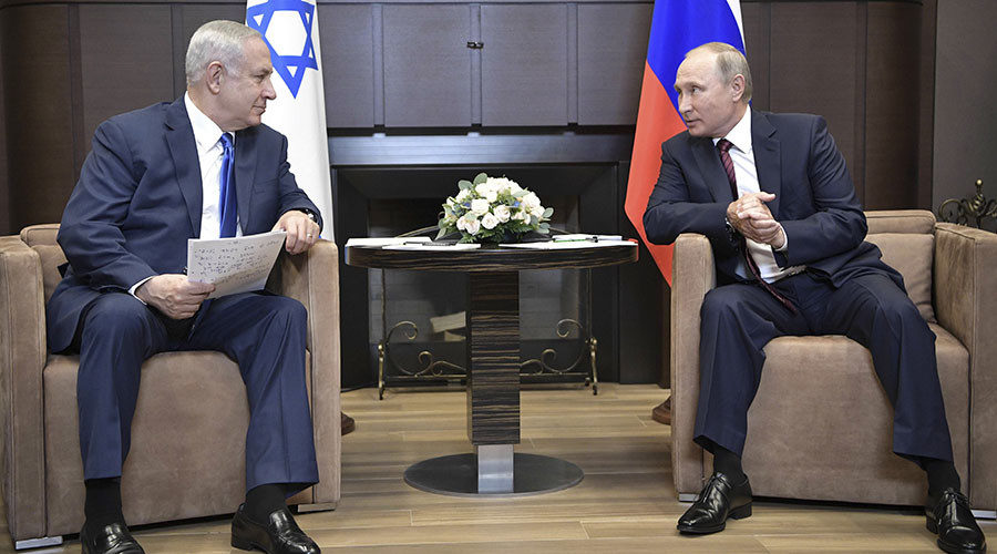 Vladimir Putin (R) meets with Benjamin Netanyahu