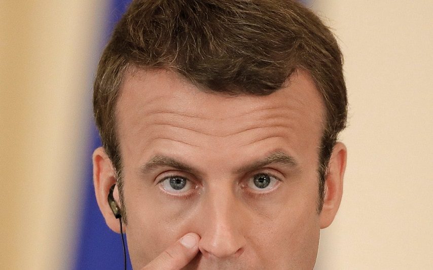 Click to enlarge Dječak Macron potrošio je za tri mjeseca 26.000 eura za šminku
