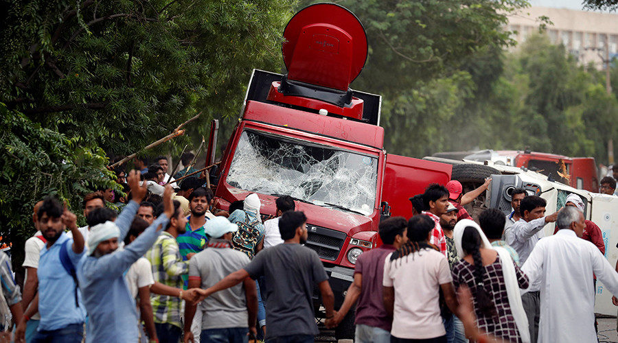 Rioters smash trucks Panchkula, India