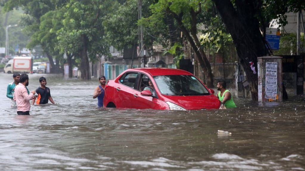 Mumbai flooding causes transport chaos