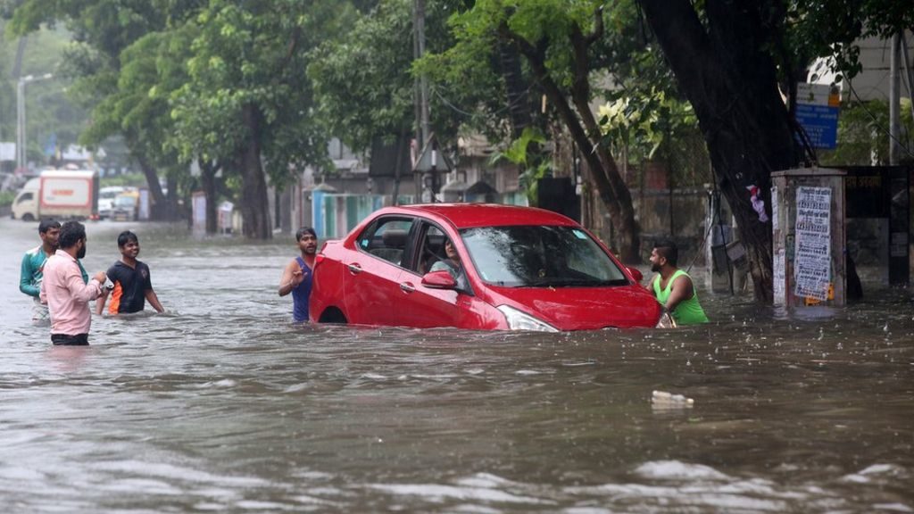Click to enlarge Mumbai flooding causes transport chaos