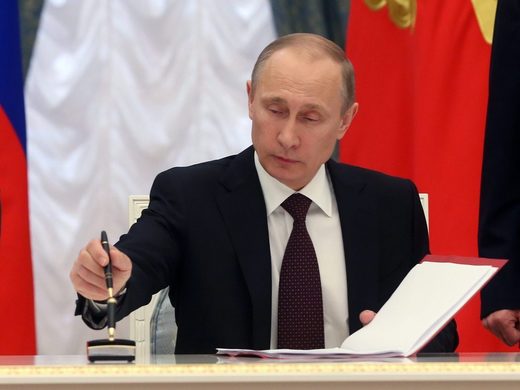 putin writing desk
