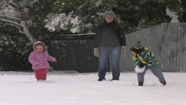 Heavy snow sweeps across Tasmania