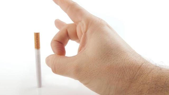 Man thumping a cigarette