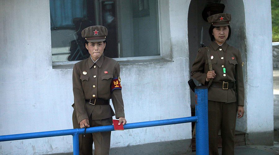 Click to enlarge North Korea female soldiers