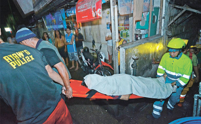 Landslide victim. Rescuers carry the body of Juvelyn Sanipa, who was killed when earth and bamboo trees fell on top of her house in Sitio Lower Ponce, Barangay Capitol Site, Cebu City last Thursday night.