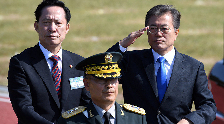 Click to enlarge President Moon and Defense Minister Song