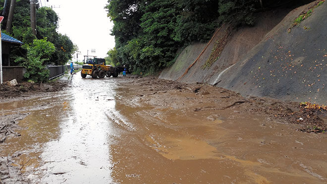 National Route 127 in Futtsu, Chiba Prefecture, was blocked by flooding on the morning of Sept. 28.