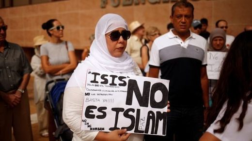 Click to enlarge muslim woman protest ISIS