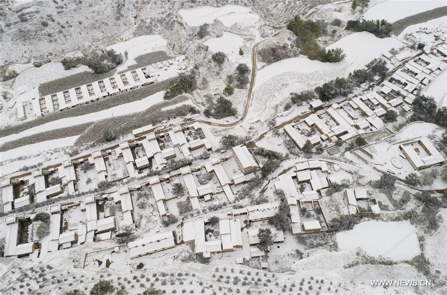 Click to enlarge Aerial photo taken on Oct. 10, 2017 shows snow scenery in Qinglanshan Township of Dingxi City, northwest China's Gansu